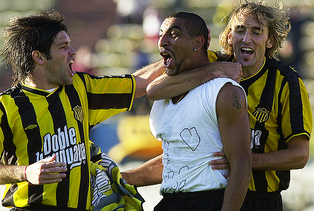 Antonio Pacheco, Marcelo De Souza y Nicolás Rottundo, en el festejo del primero de los dos goles de Marcelo aquel día del 5:1 en el Estadio. Fue el 18 de mayo del 2003 en la victoria ante los albicelestes 5:1