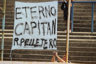 Homenaje de la hinchada cerrense a Richard Pellejero.