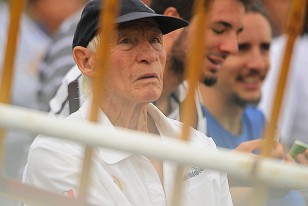 Domingo Pérez observando el encuentro en el Parque Viera. 
