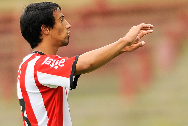 Jonathan Ramíre festeja el gol darsenero.