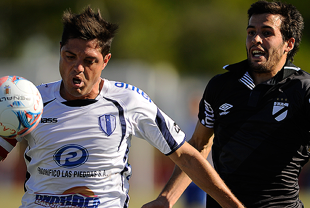 Alejandro Reyes en la marca de Camilo Mayada, siempre figura en Danubio.