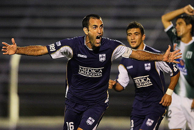 Ignacio Risso se llena la boca del gol en la celebración del segundo y definitivo tanto violeta. Giogian De Arrascaeta corre detrás del goleador, Leandro Ezquerra lo sufre.