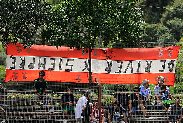 La bandera de River Plate al revés al revés que desplegaron los hinchas en el Saroldi.