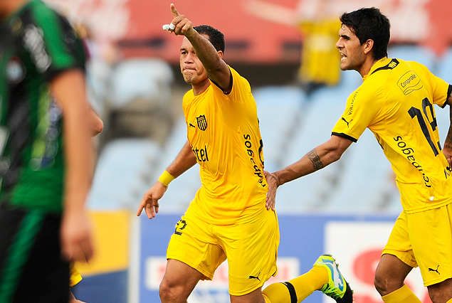 Darío Rdoríguez dedica su conquista en la carrera del festejo del primer gol, mientras el argentino Javier Toledo se acerca para saludarlo.