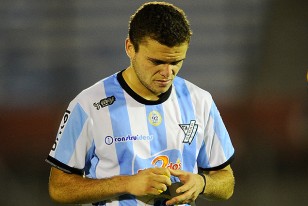 Jonathan Rodríguez, con la camiseta de Cerro y cabizbajo se marcha de la cancha. Se desgarró. 