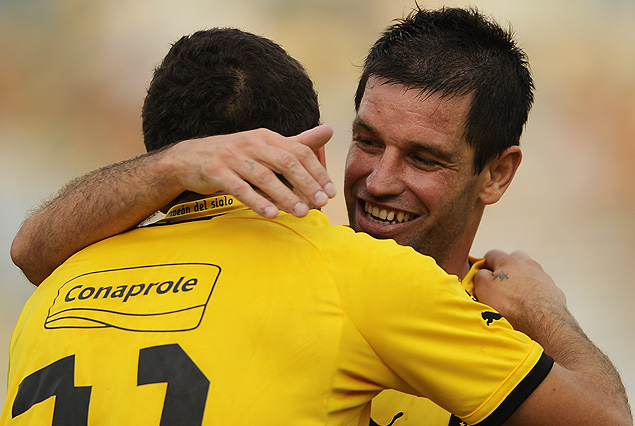 El abrazo de dos figuras del partido: Jonathan Rodríguez y Antonio Pacheco. 