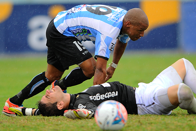 Héctor "Romario" Acuña larga la carrera para festejar el segundo gol y la imagen del arquero Alvaro García es de puro desconsuelo.