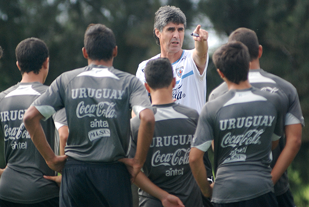 Santiago "Vasco" Ostolaza en el comienzo del trabajo dirigiendo a la Selección Juvenil Sub 17. 