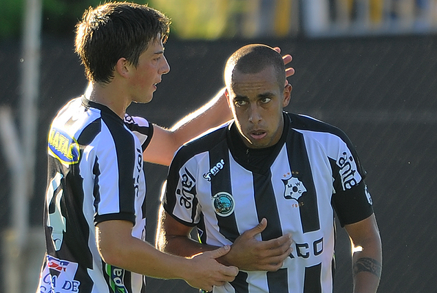Matías Santos y Guzmán Pereira en el saludo final. Dos pilares del triunfo de Wanderers, con una labor muy buena.