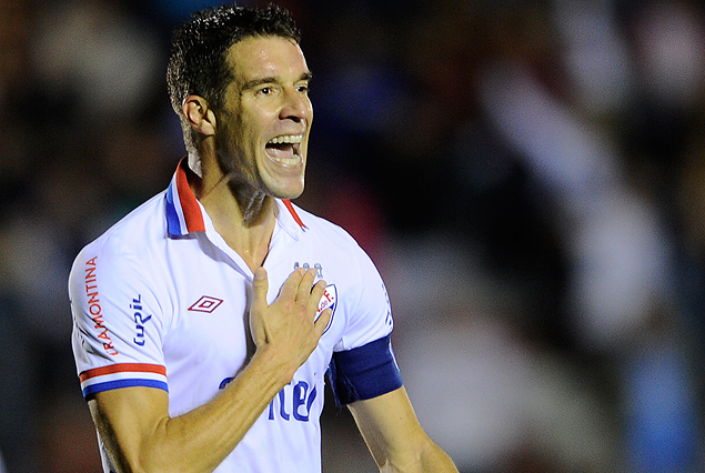 Andr?s Scotti en el festejo de su conquista, tercer y definitivo gol tricolor.