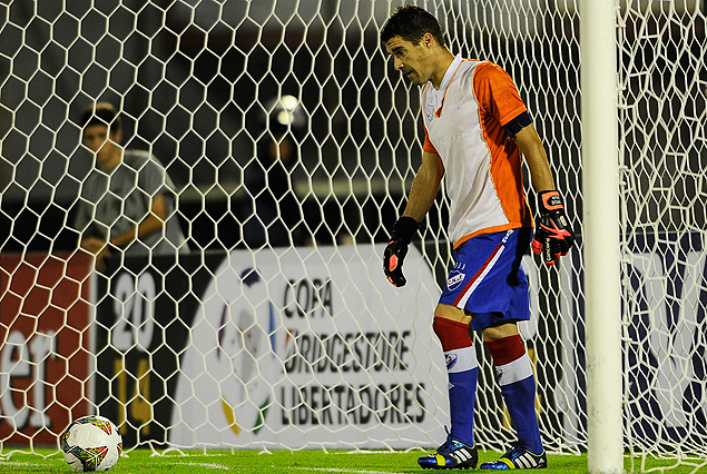 Andrés Scotti, con la indumentaria de arquero,  cabizbajo y a puro lamento. Nacional volvió a perder.