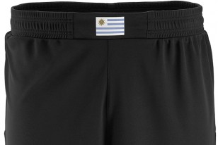 El detalle de la bandera uruguaya en el pantalón, una de las novedades. 