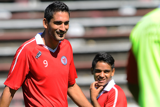 Sebastián Taborda, con Cristian Techera al fondo, autor de dos goles en la práctica de fútbol en el Parque Saroldi.