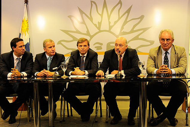 Martín Cánepa, sub secretario de la presidencia, Juan Damiani, presidente de Peñarol, Sebastián Bauzá, presidente de AUF, Homero Guerrero, secretario de presidencia y Eduardo Ache, presidente de Nacional, en la Torre Ejecutiva de la Presidencia de la República.