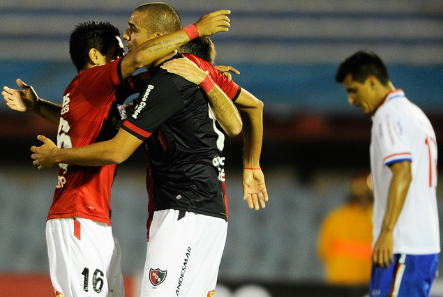 El francés David Trezeguet recibe el abrazo de Víctor Figueroa, en el festejo del cuarto y definitivo gol de Newell's.