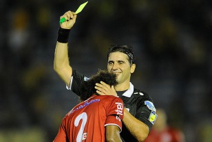 Dar?o Ubriaco y su gesto fraternal con Caf? Barbosa, tras mostrale tarjeta amarilla al "veterano" zaguero.