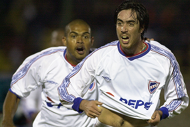 El "Palillo" Marcos Vanzini, se llena la boca de gol, en el último triunfo de los tricolores ante uno del país cafetero por la Libertadores. Fue el 23 de abril del 2002 y Nacional le ganó al América de Cali 1 a 0.