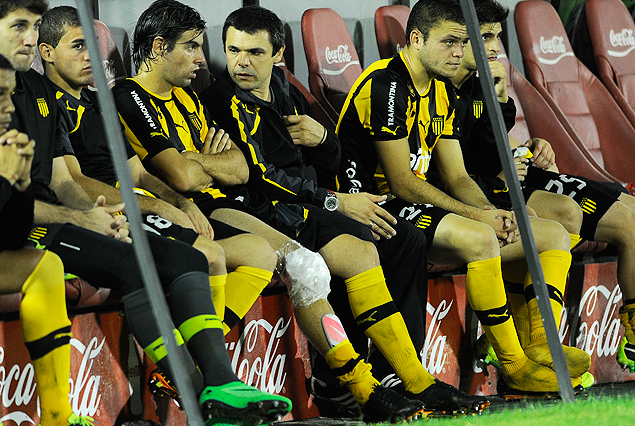 Gonzalo Viera con bolsa de hielo sobre la rodilla derecha. Sufri? esguince.
