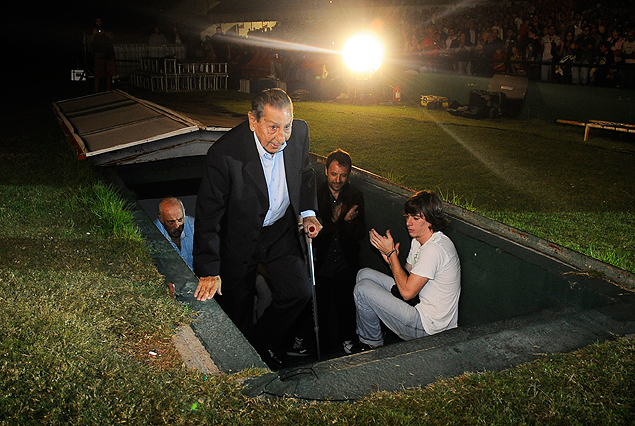 Alcides Edgardo Ghiggia dejando el túnel para salir al escenario del fútbol, como postal del significado que tiene "Maracaná, la película"