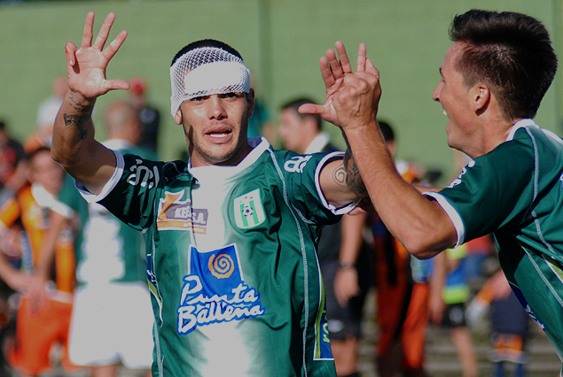 Agustín Gutiérrez de gran desempeño en el Parque Roberto festeja su gol.