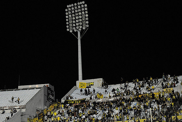 Una de las torres de la Ol?mpica con los focos apagados. Todo a media luz en el Estadio Centenario.