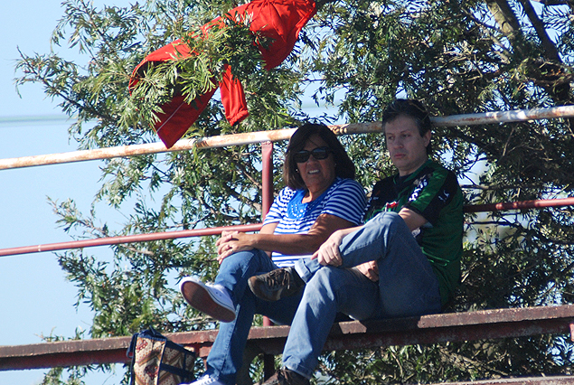 Los hinchas del Tanque y su ingenio para tener sombra.