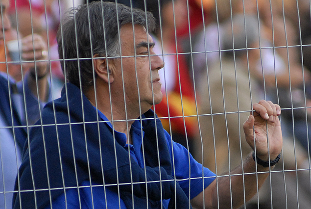 Álvaro Silva pegado al alambrado.