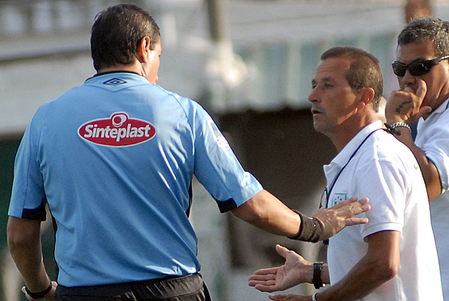 El ´cuarto árbitro Yimmy Alvarez y el banco de Racing en el final "caliente" por el entredicho con Mitchell Duarte.