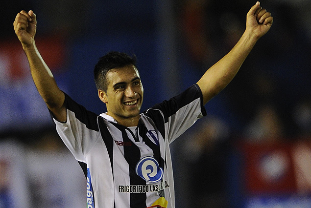 Los brazos arriba de Jaime Báez, factor desequilibrante en ofensiva  en Juventud. 