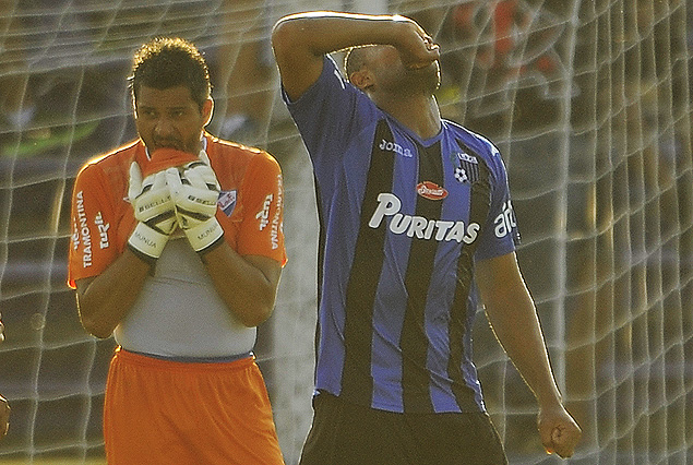 Caué Fernandes festeja el gol negriazul, Gustavo Munúa lo sufre. Imagen de un partido con que terminó con triunfo negriazul.