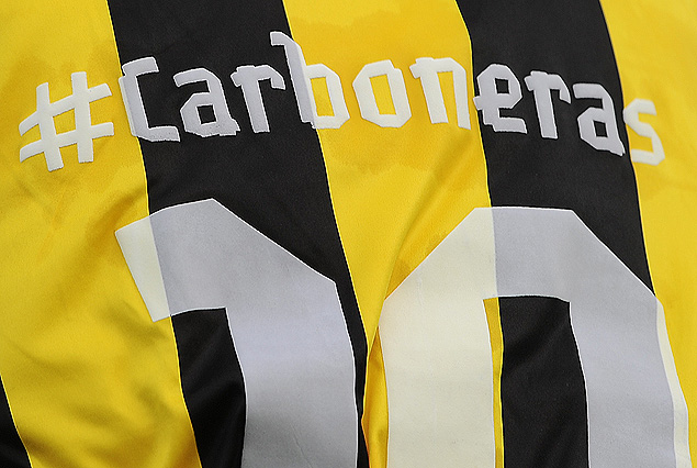 El detalle en las camisetas de los jugadores de Peñarol homenajeando a las mujeres carboneras.