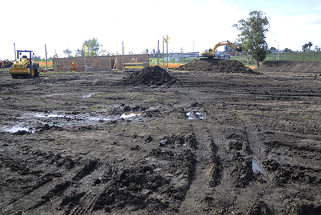 La nivelación del terreno en el predio de la Ruta 102, el Estadio en construcción.