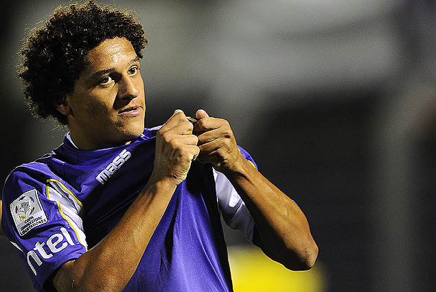 Felipe Gedoz muestra el escudo a la parcialidad. El brasileño fue el autor de los dos goles violetas.