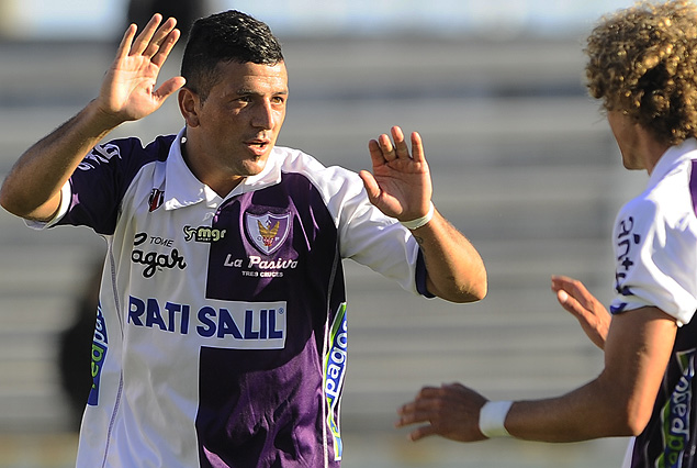 Aníbal Hernández celebra el segundo gol albivioleta, Maxi Pérez se une al festejo. Fénix sigue en la punta.