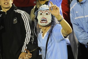 El hincha albiceleste enmascarado y el grito gemelo triunfal, "Cerro, Cerro...".