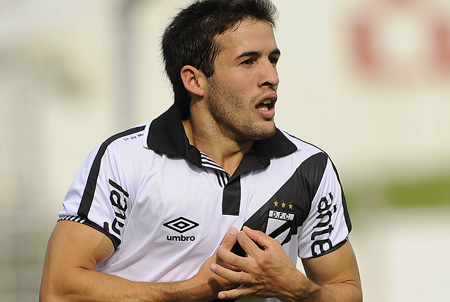 Camilo Mayada en el festejo del gol; el volante se llevó los aplausos.