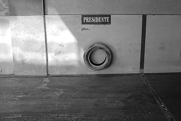 El lugar del estacionamiento del presidente renunciante Dr. Sebastián Bauzá vació. Imagen del alejamiento. 