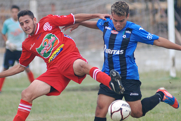 Rentistas y Liverpool esta mañana en el Estadio Victor Della Valle.