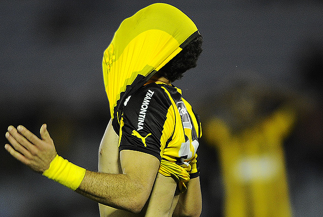 Cerro le tapó la cara a Peñarol. Jonathan Rodríguez es una postal de lo que sufrió el aurinegro con la derrota ante Cerro. 