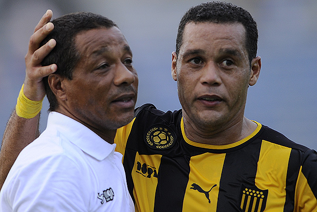 Los hermanos Rodríguez en el abrazo final. Héctor, asistente técnico de Wanderers y Darío, jugador de Peñarol.