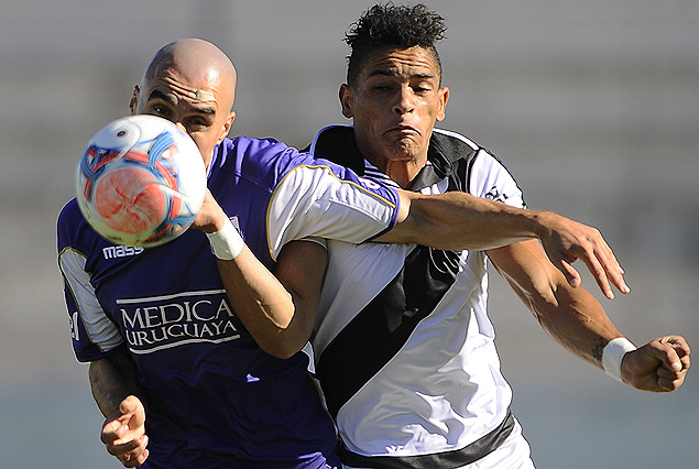 Nicolás Correa y Jonathan Alvez en el empate del domingo en Jardines.