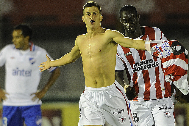Leandro Rodríguez celebró el golazo del 3:0, se sacó la camiseta en la euforia de los darseneros. 