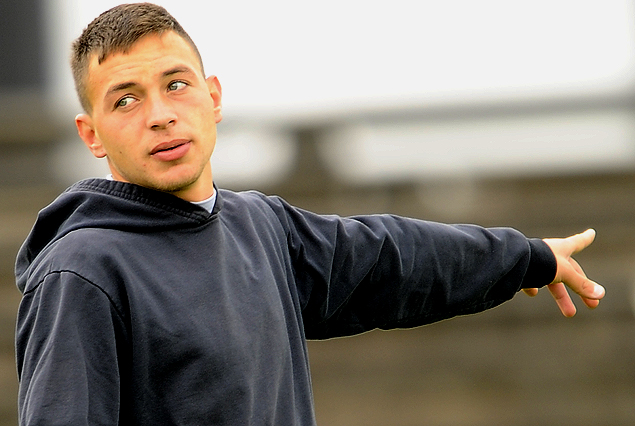 Adrián Colombino al mediocampo de Wanderers.