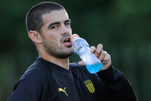 Luis Aguiar, se refresca al finalizar el trabajo físico. No participó de la práctica de fútbol.