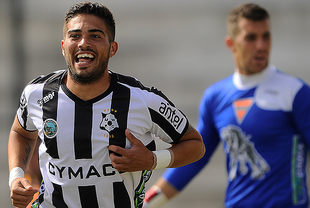 Nicolás Albarracín hizo sonreír al "bohemio" y Irazún lo sufrió.