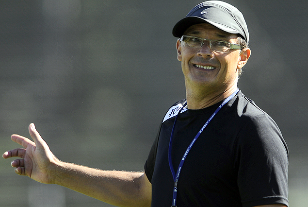 Alfredo Arias, entrenador de Wanderers, define el equipo. 