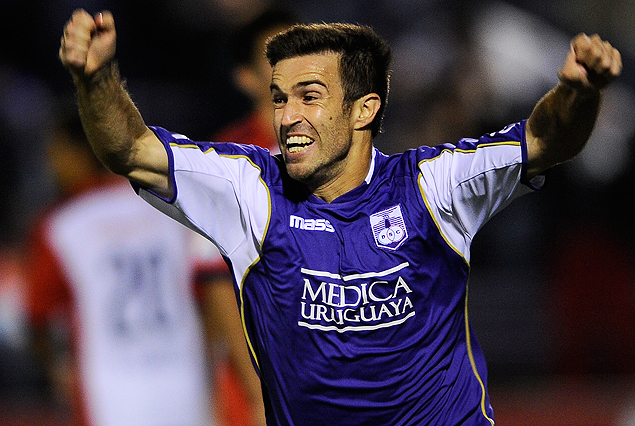 Matías Alonso, puños apretados, en la carrera del festejo del gol violeta, del gol que valió la clasificación a octavos de final.