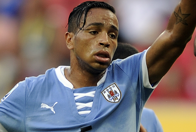 Alvaro Pereira le ganó el duelo celeste a Nicolás Lodeiro en Brasil.