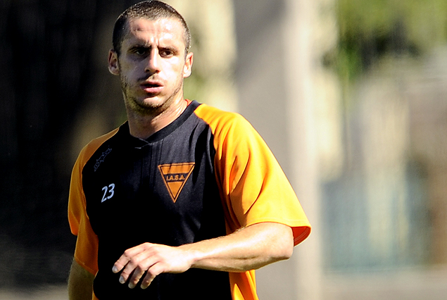 Angelo Paleso entrenó aparte el lunes en la Naval. 