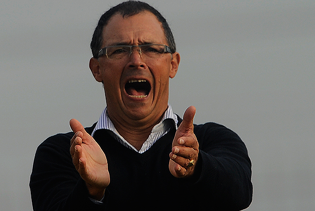 El gesto del técnico Alfredo Arias es una postal del momento de Wanderers. 